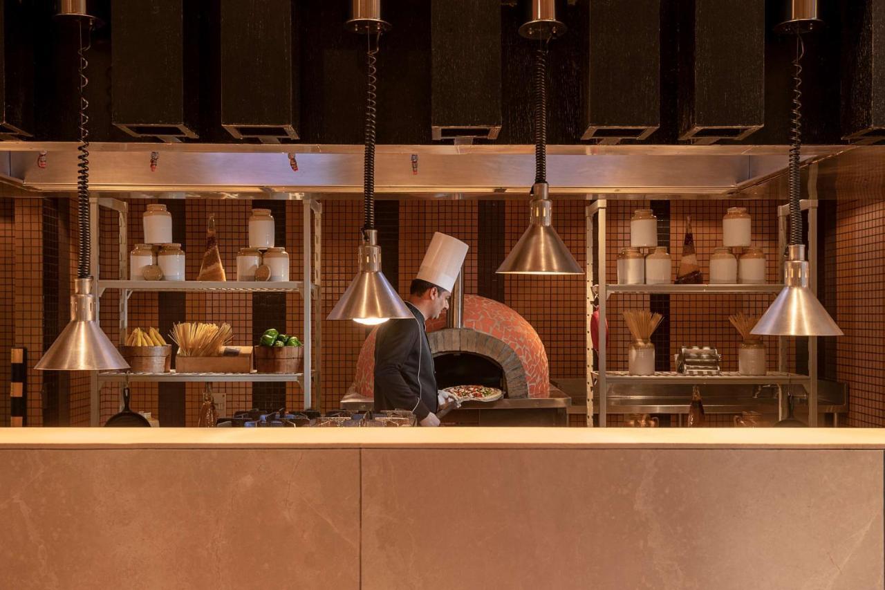 래디슨 블루 호텔 암리차르 외부 사진 A chef working in a restaurant kitchen