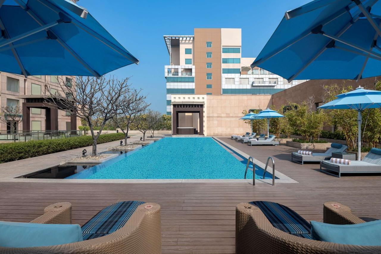 래디슨 블루 호텔 암리차르 외부 사진 The pool at the hotel