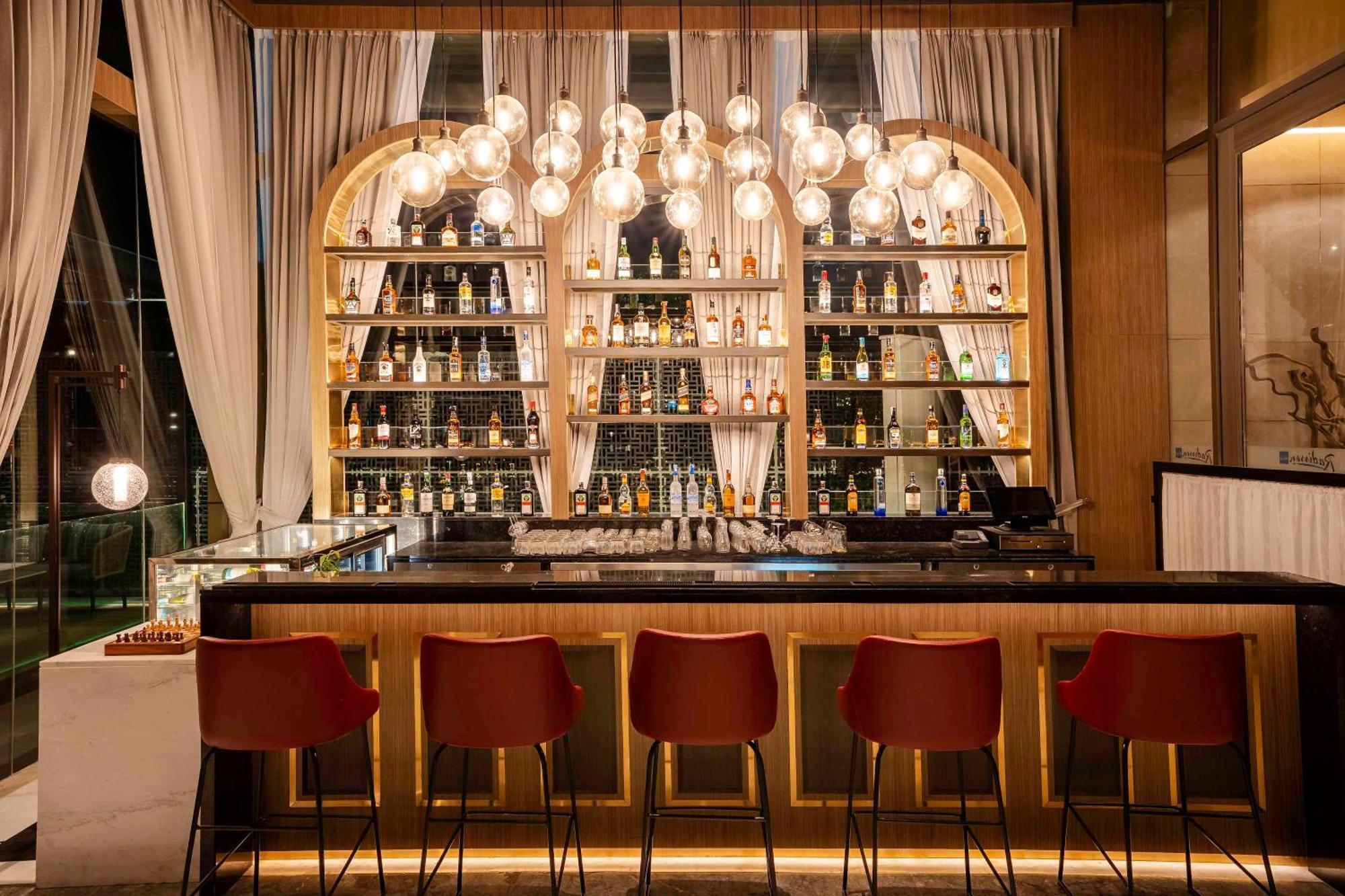래디슨 블루 호텔 암리차르 외부 사진 The bar at the 101 Skybar