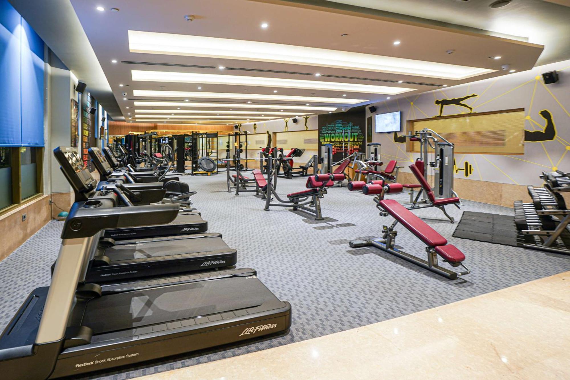 래디슨 블루 호텔 암리차르 외부 사진 The gym at the hotel