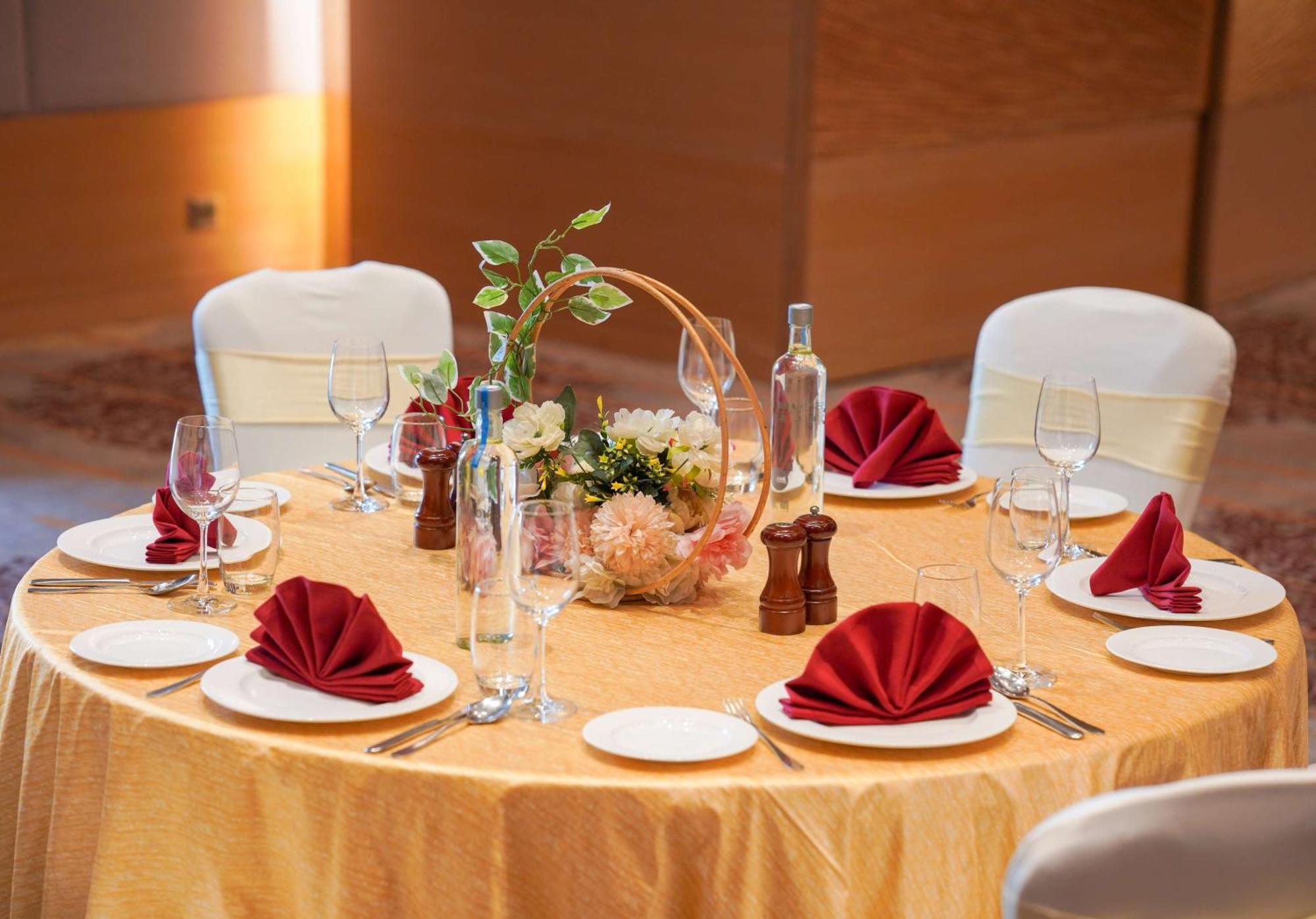 래디슨 블루 호텔 암리차르 외부 사진 A table set for a formal dinner