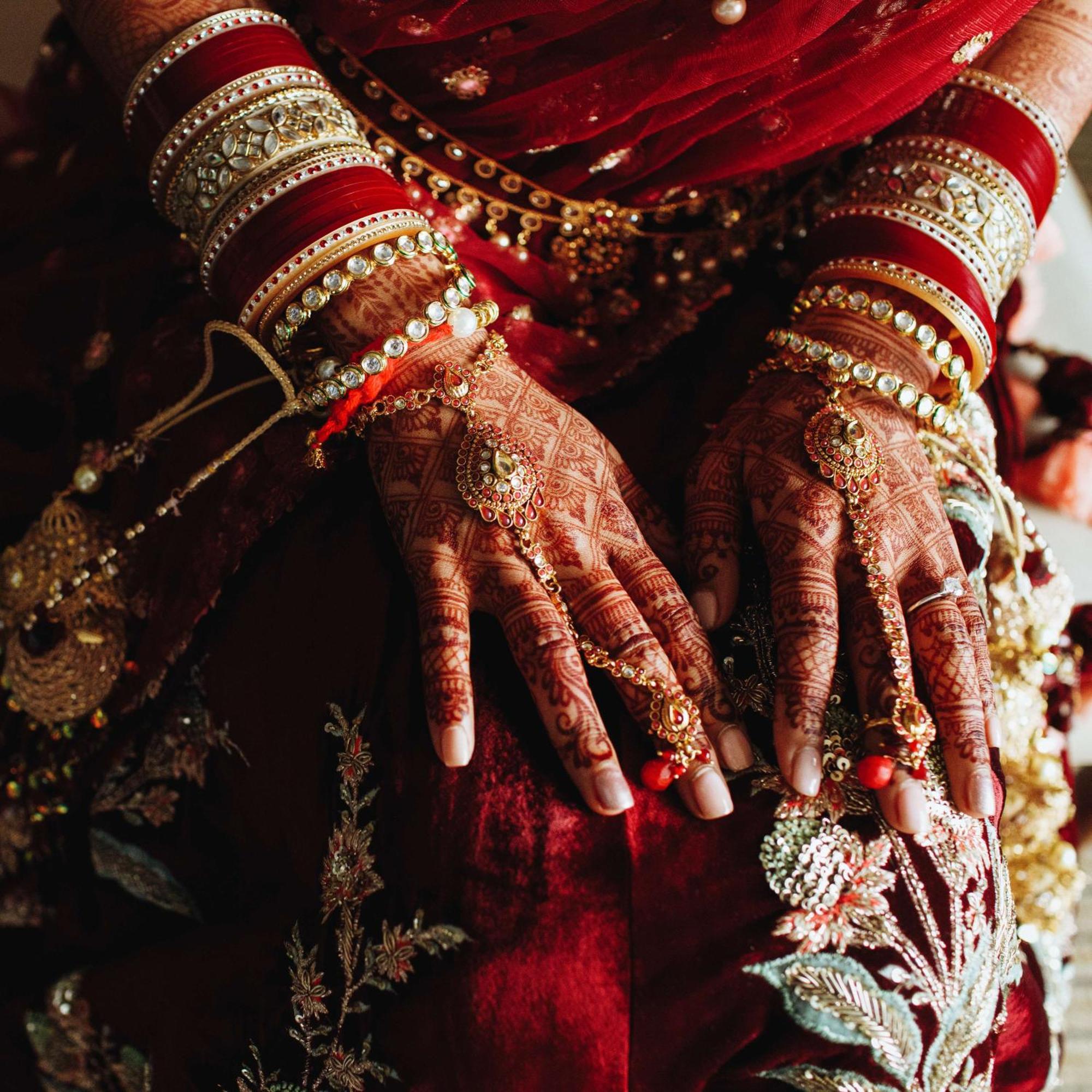 래디슨 블루 호텔 암리차르 외부 사진 A bride with henna on her hands