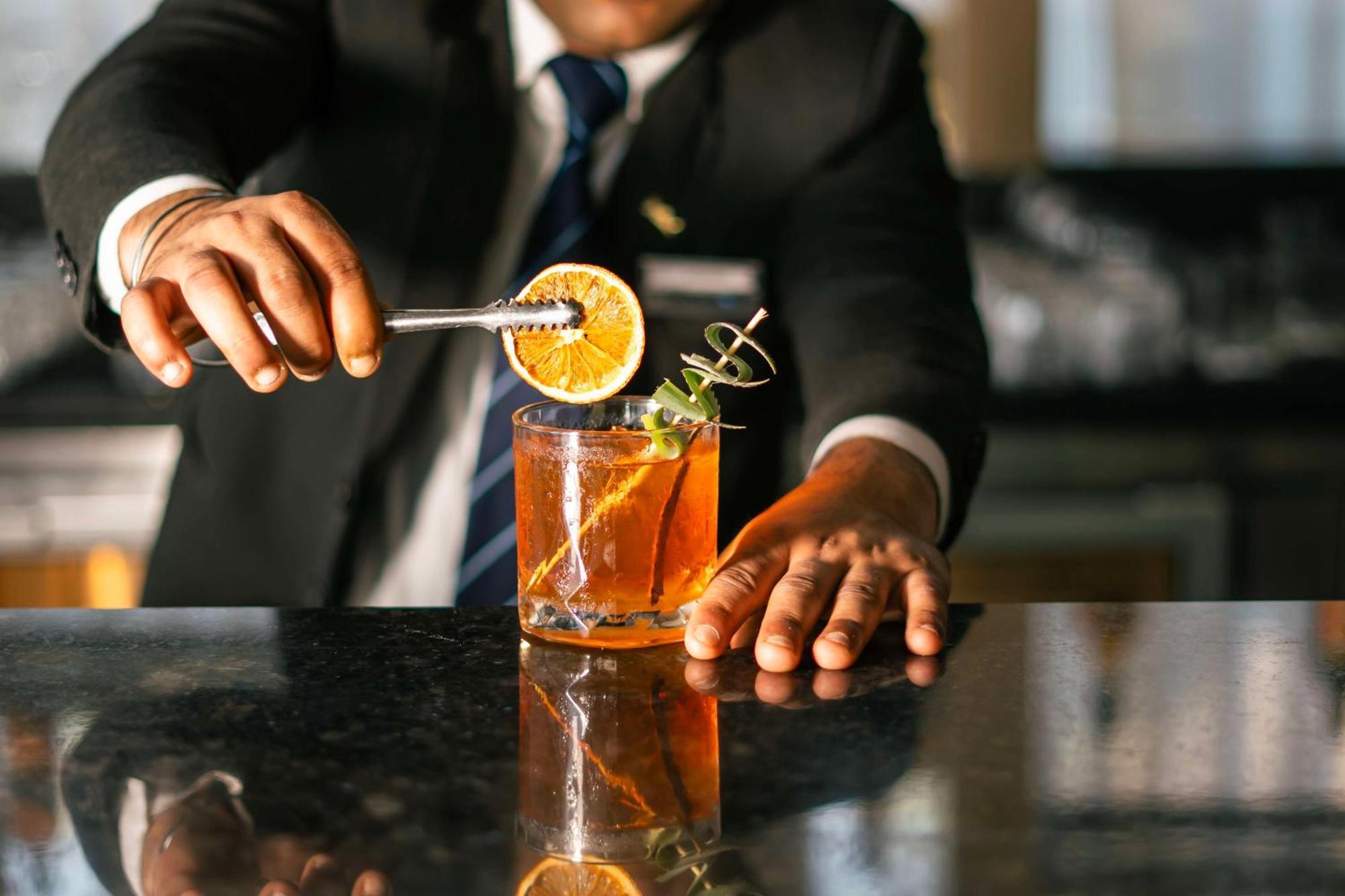 래디슨 블루 호텔 암리차르 외부 사진 A bartender preparing a cocktail