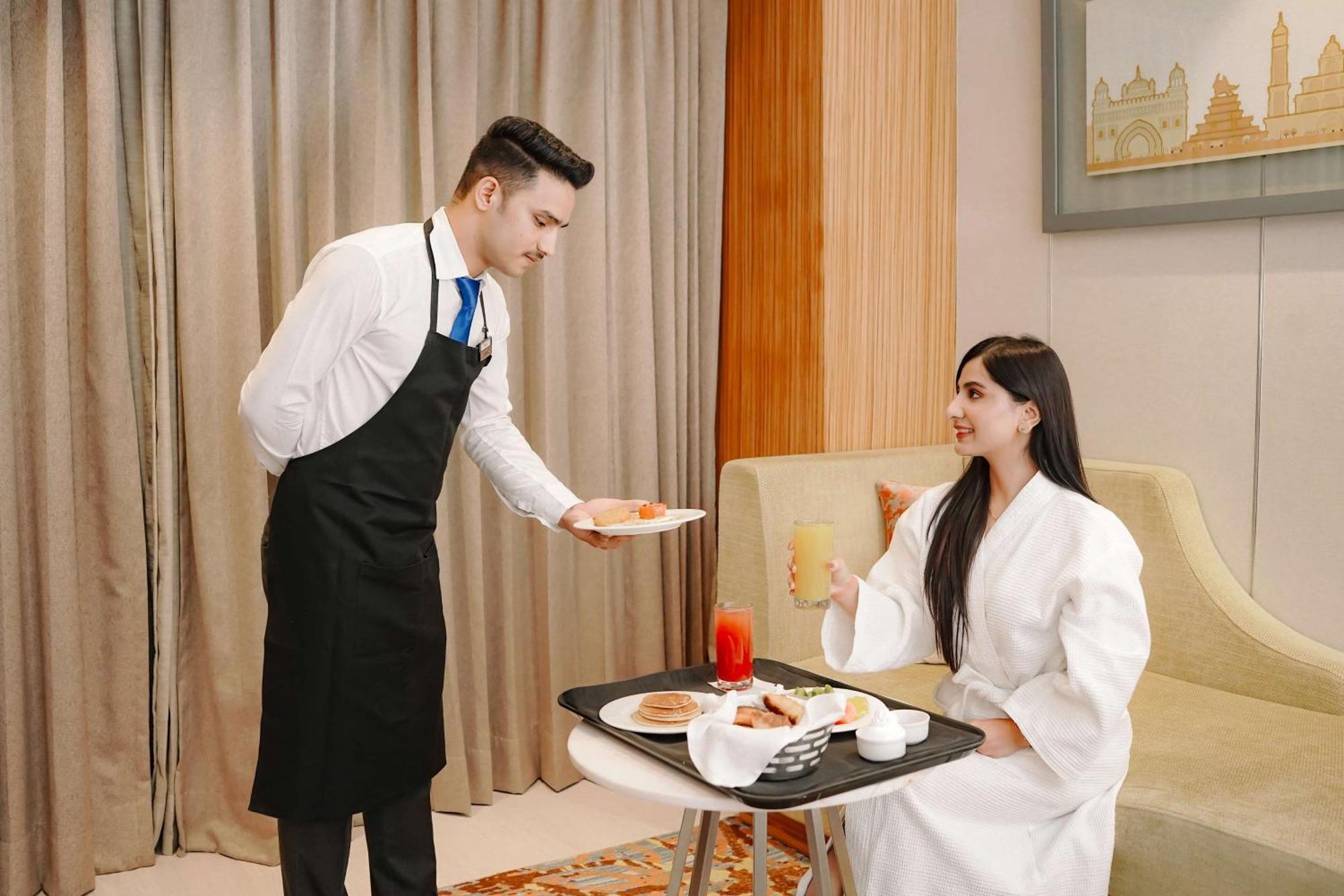 래디슨 블루 호텔 암리차르 외부 사진 Room service