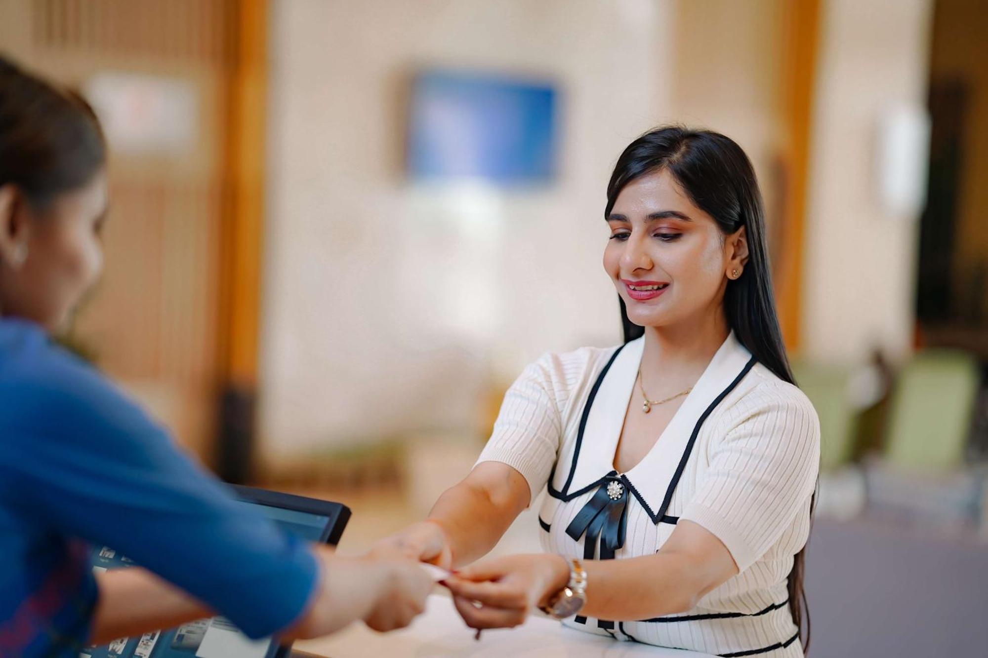 래디슨 블루 호텔 암리차르 외부 사진 A hotel receptionist
