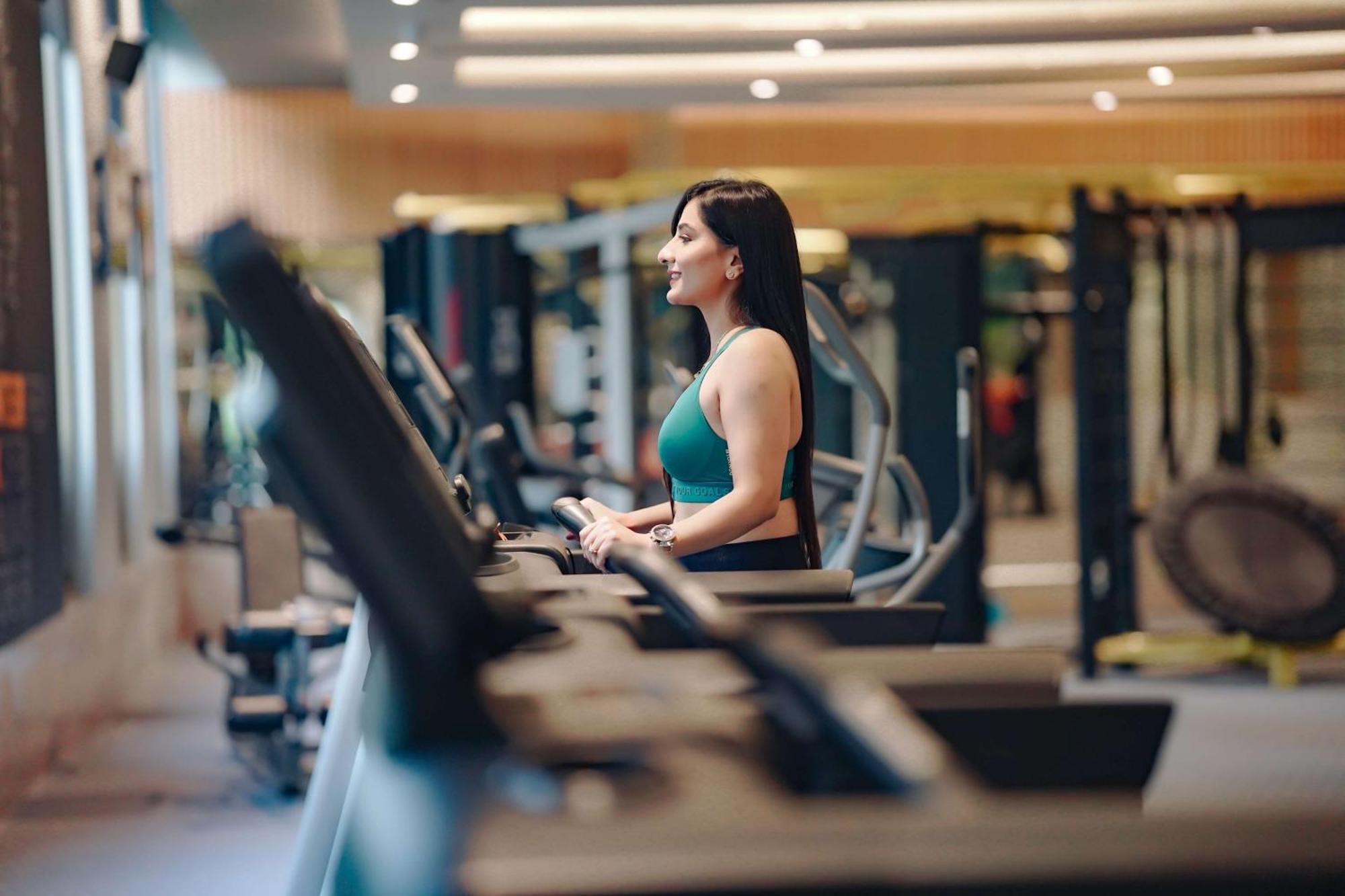 래디슨 블루 호텔 암리차르 외부 사진 A woman on a treadmill