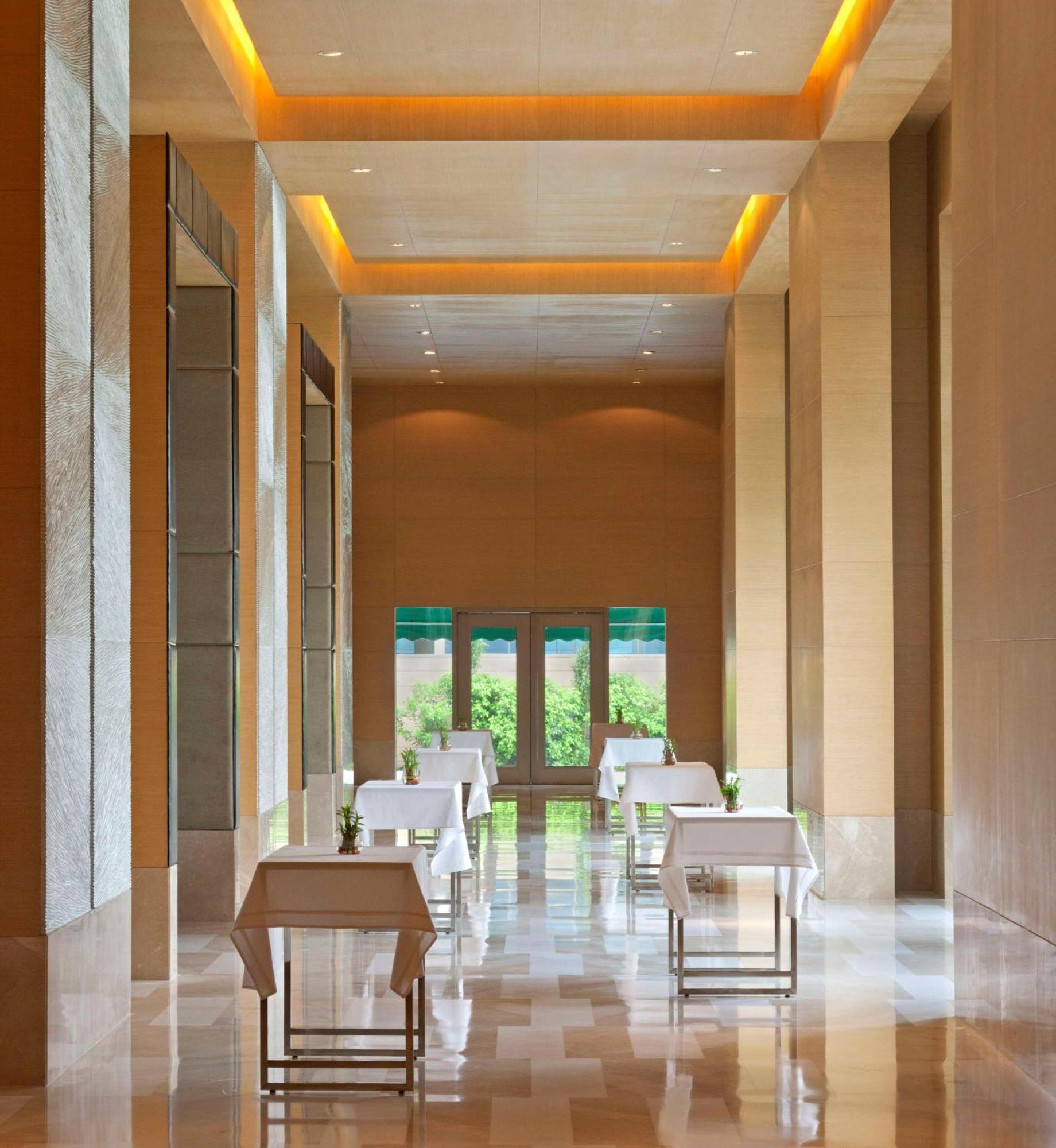 래디슨 블루 호텔 암리차르 내부 사진 The restaurant at the hotel